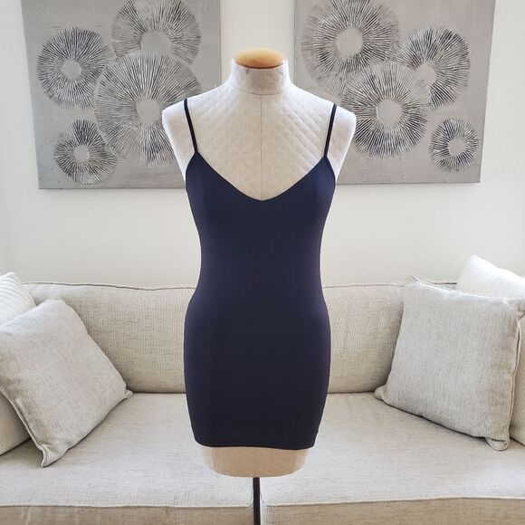 🌹 NORDSTROM LINGERIE 🌹 V-neck Two-Way Camisole - [Medium, Black] - Picture 2 of 10